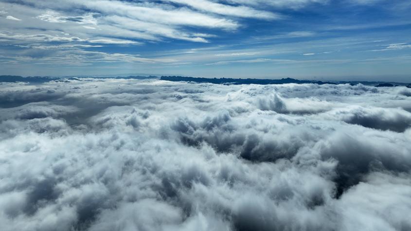 三峽大壩上空云海奔涌