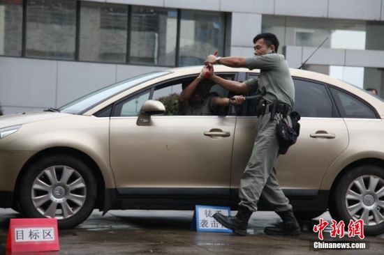 香港警察教學(xué)團(tuán)在贛培訓(xùn)教官 處置駕車持槍匪徒如港片