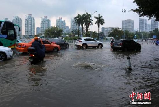 短時強(qiáng)降雨致三亞部分街道成“河”交通受阻