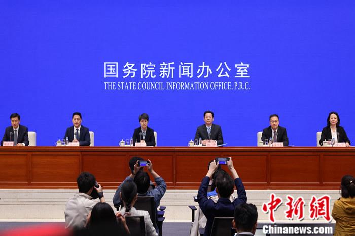 4月19日，中國國務院新聞辦公室在北京舉行新聞發(fā)布會，商務部副部長郭婷婷、商務部綜合司司長楊濤、市場運行和消費促進司司長徐興鋒、對外貿易司司長李興乾、外國投資管理司負責人吉小楓介紹2024年一季度商務運行及工作情況，并答記者問。 <a target='_blank' href='/'>中新社</a>記者 楊可佳 攝 