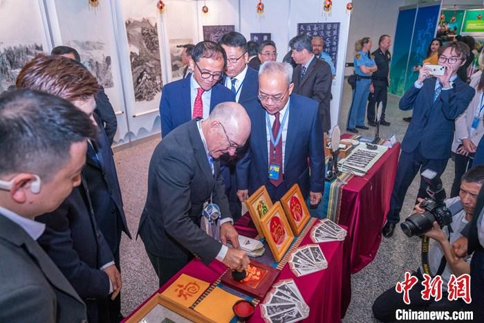 5月6日，以“開放共融的文化 如詩如畫的山水——廣西文明和發(fā)展的故事”為主題的2024年維也納聯(lián)合國中文日系列活動(dòng)在維也納國際中心開幕。圖為嘉賓現(xiàn)場體驗(yàn)中國文化。 <a target='_blank' href='/'>中新社</a>發(fā) 中國常駐維也納代表團(tuán) 供圖 