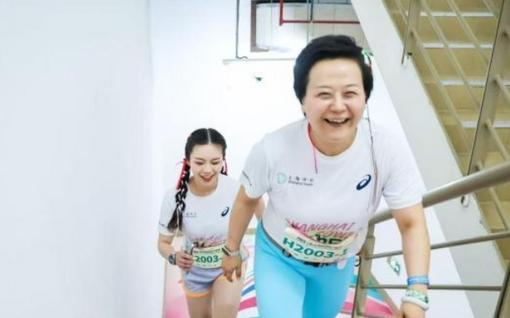 “她”挑戰(zhàn)巔峰！女子垂直馬拉松亮相中國(guó)第一高樓